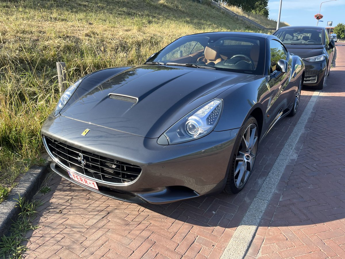 PieterBotman's tweet photo. Het is weer een en al jetset aan de West-Friese Rivièra 😎. #autospot #Ferrari https://t.co/BRyIfOYFg9
