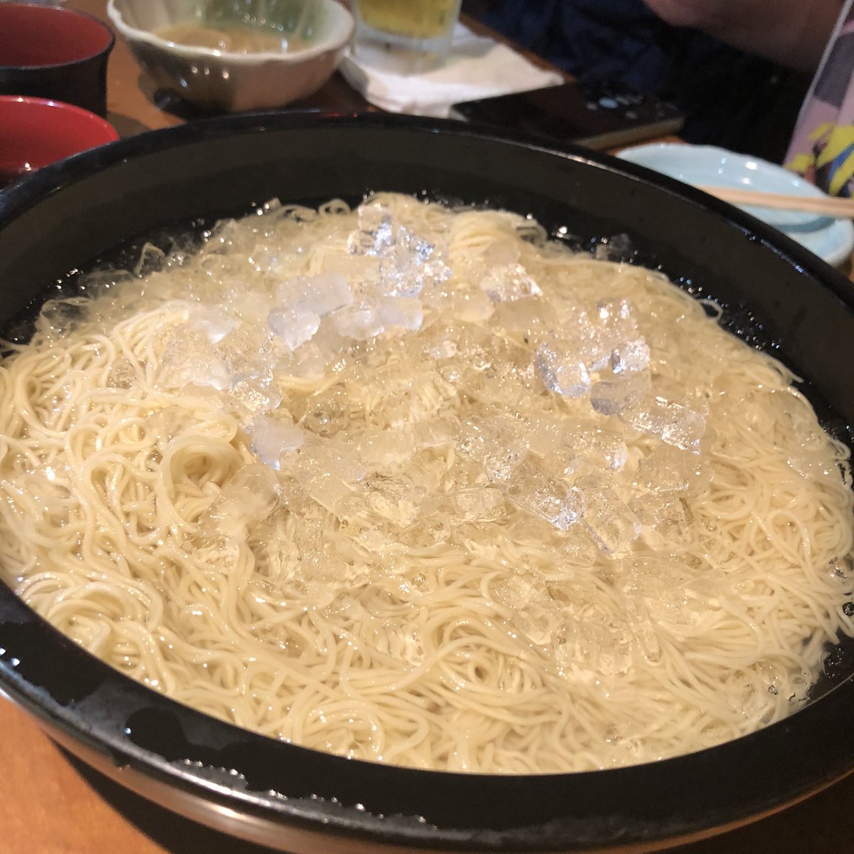 ACIDMAN0324's tweet photo. ニガミのライブ観た後は計算され尽くした完全犯罪をリアルタイムで観たような「エラいモノを目撃してしまった...」ってドキドキ感がすごいよね

お客さん少なくなった後の物販で買ったTシャツにサインしてもらえたり、新しいお友達ができたり、よき日だった～！余韻がええ感じやねー☺️

#ニガミ17才 https://t.co/j1HvDxYBgN