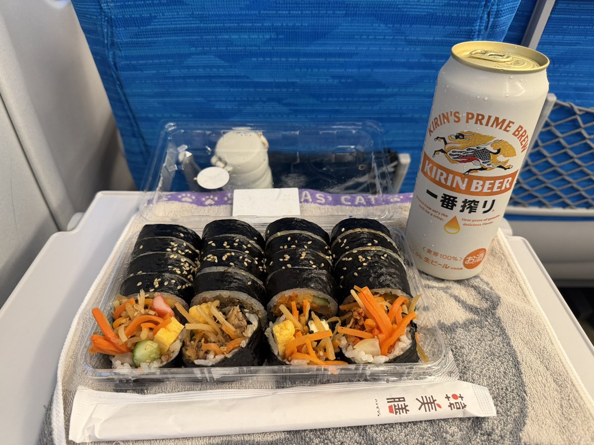 miya38_1104's tweet photo. @ogacchi418 
前楽公演お疲れ様でした!
諸事情(帰りの時間･お話すると余韻で泣く)で早々に劇場を後にしましたがやっぱりDVD予約して帰ればよかった〜と反省中🌀
でも今日も目の前でかわいい子を見れて幸せでした💐

★ベランダからキリンさん見えるってすごくないですか!?笑 https://t.co/6PbdvbKsYG