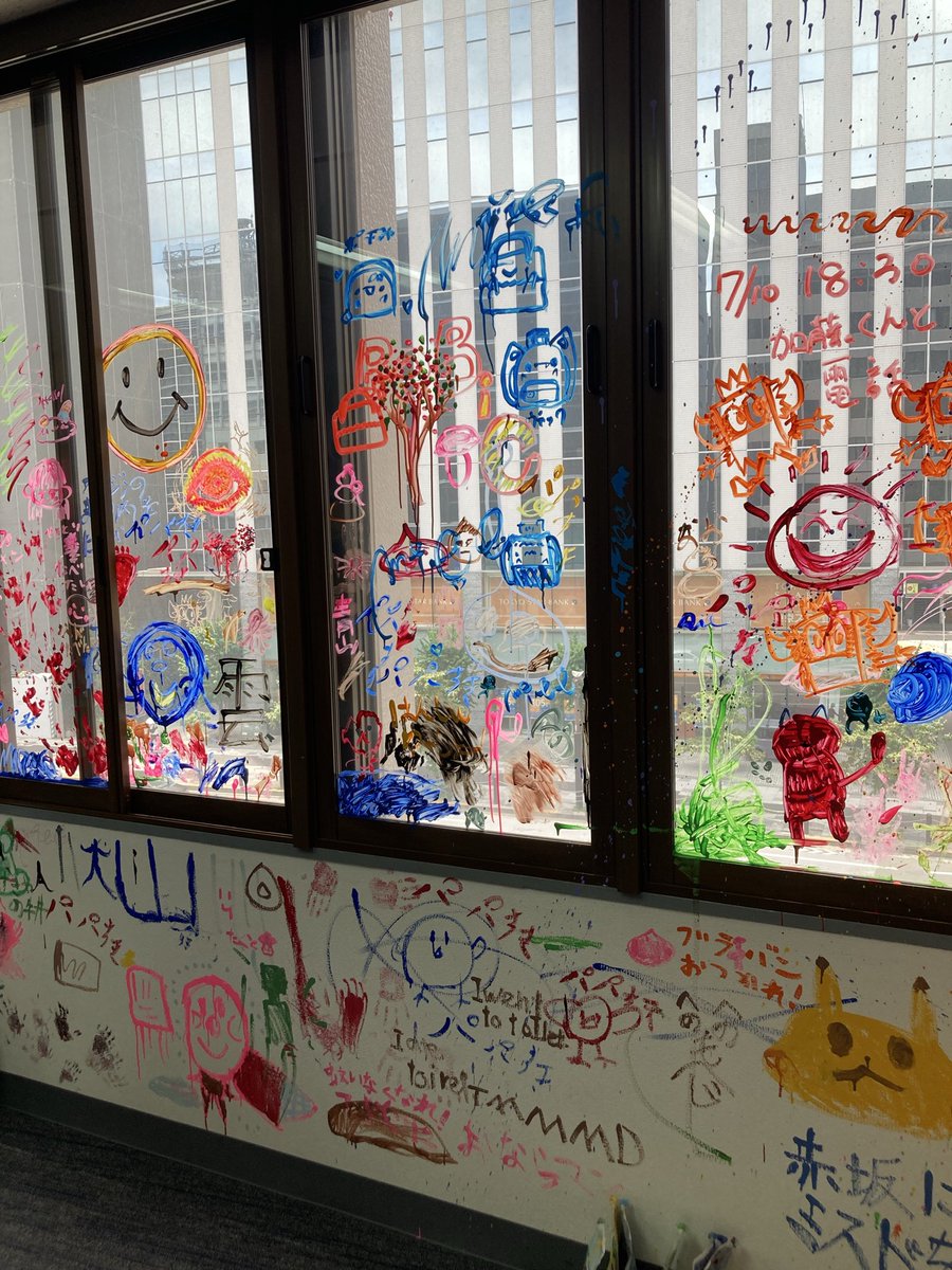 nosue0723's tweet photo. 「赤坂アドレスビル解体祭」に現地参加🌆
　老若男女(＋怪獣😂)が一堂に会して壁や床にお絵描きする光景はまさしくインクルーシブでした！(予想してた以上に楽しかった！😊)
   「プチ恐竜おゆきさん@3710ishiyuki 🦕」もいました！😂 https://t.co/KQlYJPeONl