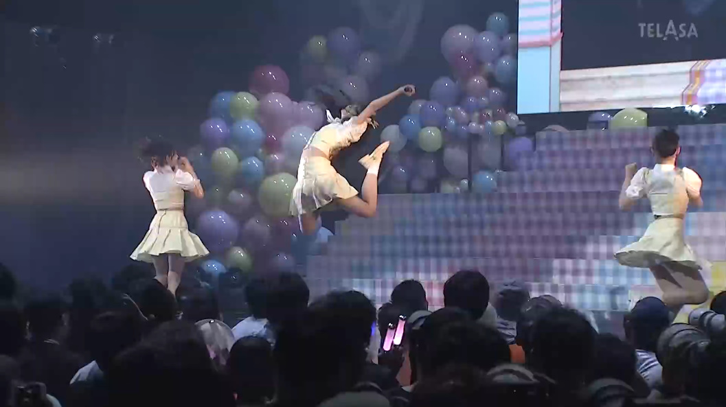 onigiridouga3's tweet photo. 夜も海老反りジャンプｷﾀ━━━━(ﾟ∀ﾟ)━━━━!!

M18　行くぜっ！怪盗少女　19期生

#AKB19期生_ギンガムコン https://t.co/FVuNoYarIW