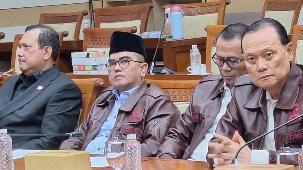 LambeSahamjja's tweet photo. DPR usulkan febrie si manusia emas di hukum m4t1:
- sangat memalukan
- asal dari jambi tapi jadi penyebab black out jambi bebrapa waktu lalu
- aparat penegak hukum yang harusnya berantas korupsi malah jadi pelaku
- keluarga nya juga harus di cek 
- dihukum seberat-beratnya, kalau bisa hukuman m4t1