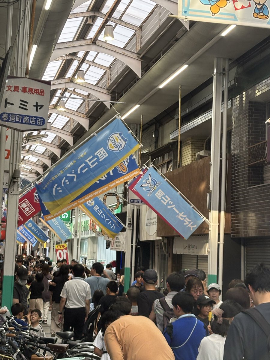 43OlQyWyVJJOaMh's tweet photo. 地元の土曜夜市
すげ〜人なんだよね…
#奉還町
#土曜夜市 https://t.co/Sgit4MexN6