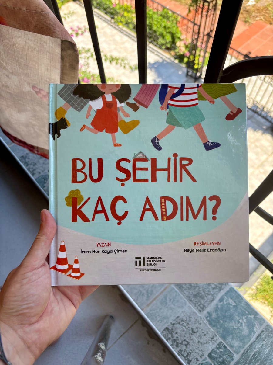 hayrettingunc's tweet photo. Bir yetişkin için sıradan görünen bir sokak, bir çocuk için bambaşka bir dünya olabiliyor. Bizim fark etmeden yanından geçtiğimiz bir ağaç, bir duvar boşluğu ya da bir kaldırım onlar için keşif, oyun ve macera anlamına geliyor. @marmarabb’nin yeni kitabı tam da bununla ilgili. https://t.co/Dhnimmp5kS