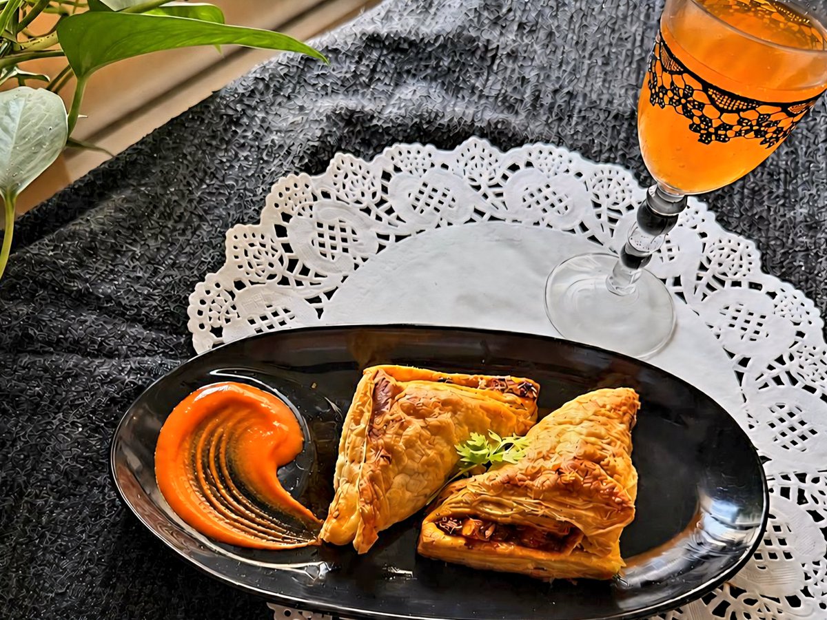 thetimesq8's tweet photo. Kadai Paneer Puff - Chhaya Thakker
https://t.co/0MR1XnYEqQ
#KadaiPaneer #PaneerRecipes #IndianFood #IndianCuisine #VegetarianRecipes #EasyRecipes #SnackIdeas #RecipeOfTheDay #TimesKuwait #TheTimesKuwait https://t.co/Q1VyRo6GIx