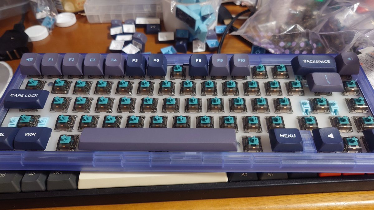 inunyo's tweet photo. GAS67がハードオフにあったので拾ってきた！
家に キースイッチは余っていたけど、キーキャップはいいの無かった… https://t.co/Fr5HyLC90w