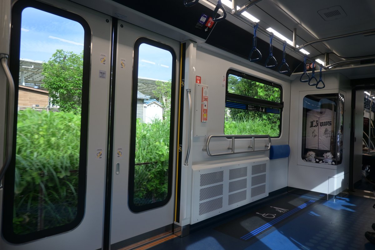 tamalake's tweet photo. 墓参りの後は、多摩湖駅から西武球場前駅を経由して帰宅。
今さらながら西武山口線・レオライナーの新型車両:L00系(…れおけい)に乗れました！。スマート過ぎるような気もしますが、乗っているうちに慣れるのでしょうね。1979年からのライオンズファンとしては、8500系のこの色がやっぱり好きです(笑) https://t.co/3PZiSequSe