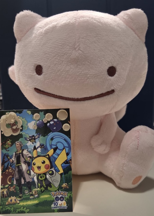 525Nakkii's tweet photo. ウィロー博士の助手ピカチュウのシール貰いに、ポケセンに行ったら、メタモンのミュウが売ってて即買いしてしまった、超可愛い😍 https://t.co/PB5JKRM5LO