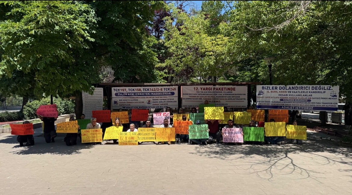 lgnaatay's tweet photo. 🚨 BUGÜN ADALET ARAMA GÜNÜ!

TCK 158 mağdurları olarak haykırıyoruz: Biz dolandırıcı değiliz, gerçek failler bulunsun!

Bizler kimseyi kandırmadık, kimsenin parasını almadık. Suç örgütlerinin kullandığı hesaplar nedeniyle mağdur edilen vatandaşlarız.

Komisyonda verilen önerge, yaşadığımız mağduriyeti gidermeye yetmiyor. Talebimiz açık ve nettir:

📌 14 Temmuz’da 12. Yargı Paketi Genel Kurul’da görüşülürken, zararı giderilmiş dosyaların ön ödeme yöntemiyle kapatılmasını istiyoruz.

Biz cezasızlık istemiyoruz. Asıl talebimiz; gerçek dolandırıcılık şebekelerinin ortaya çıkarılması, suçluların cezalandırılması ve adaletin hakkaniyetle tecelli etmesidir.

Bugün anneler, gençler ve aileler olarak sesimizi duyurmak için Ankara’da toplandık.

📍 Cemal Süreya Parkı
Ayrancı Mah., Uçarlı Cad., Çankaya / Ankara

Sayın milletvekillerimizi sesimize kulak vermeye ve adalet mücadelemize destek olmaya davet ediyoruz.

Ayrıcalık değil, hakkımız olan adaleti istiyoruz.

#TCK158ZararıÖdenenDosyalarKapatılsın 
#TCK142_2e_YargıPaketineDahilEdilsin 
#TCK245YargıPaketineDahilEdilsin 
#TCK158 #IBANMağdurları #12YargıPaketi #Adaletİstiyoruz #GerçekFaillerBulunsun #ZararıGiderilenDosyalarKapatılsın 

@cuneytyuksel_ @AvOrhanKIRCALI @Emine_Gozgec16 @avoguzhankaya @_hakanolgun @avidrissahin @AliyeCosar @avsbulbul @avomerozmen @av_nurettinalan @avsengulk @ttaskinozer @avSelmanEser @chpatakanunver @huluay @Avkthalilozturk @bulenttufenkci @gizemozcanchp @CumhurUzun48 @dilankuntayan @newroz_uysal @AvMustafaArslan @fahrettintgrl64 @zulkuf__ucar @saffetbozkurt67 @inanakgunalp @abakingurlek @AbdullhAydgdu @avsedatayyldz @Hayati_Yazici @ceyhanburakab @TCCBHPK @hasandogan @orhankrkrt @mehmetucum @Cemduranuzun @Hakan_cavusoglu @mkoca66 @MSErdinc @salihcora @TalatCANBOLAT @yucelacer @avabdullahguler @abdulhamitgul @mahirkilicc @TBMMresmi @Akparti