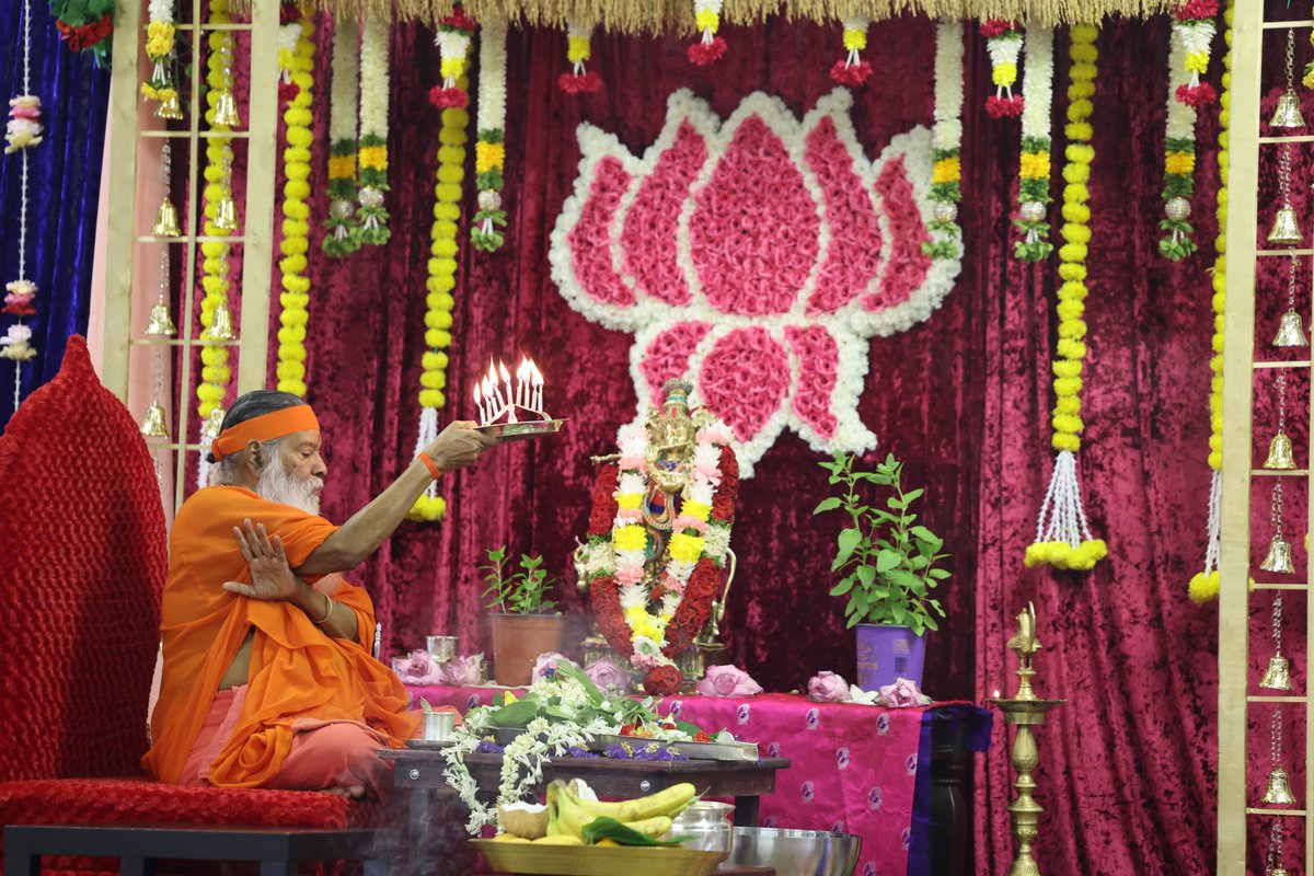 SgsSwamiji's tweet photo. Pujya Sri Swamiji in Hanuman Datta Yoga Center, Houston, TX, USA • 10 July 2026

• Sri Chakra Puja
• Swagata Sabha

#sgsswamiji #swarnayatra #swarnayatra2026 #sgsashrama #dattapeetham #avadhootadattapeetham https://t.co/EscCK4af1Q
