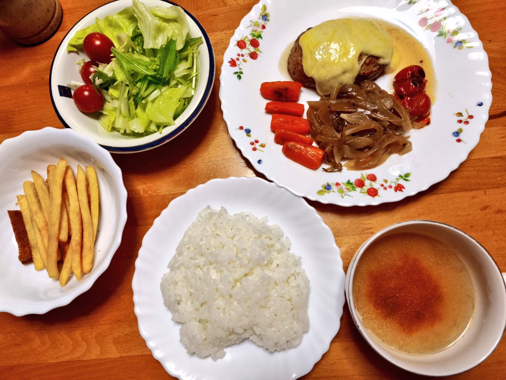 pendant5831's tweet photo. 今日の晩御飯

貰い物の冷凍ハンバーグ チーズかけ
玉ねぎ炒め
焼きミニトマト にんじんのグラッセ
レタス 水菜 ミニトマトのサラダ
フライドポテト 揚げ食パンの耳
にんじんオニオンスープ https://t.co/9T9wbLilHY