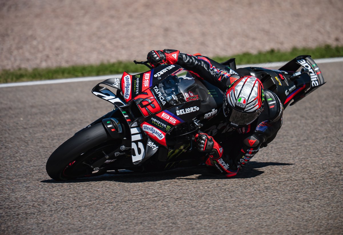 AlessioPiana130's tweet photo. #MotoGP #GermanGP 

Frattura completa e scomposta della clavicola sinistra per Marco Bezzecchi: weekend al Sachsenring concluso e rientro anticipato in Italia per sottoporsi ad un intervento chirurgico. Malissimo per Bezzecchi, Aprilia e per le loro possibilità mondiali. https://t.co/i5kTI3zNXa