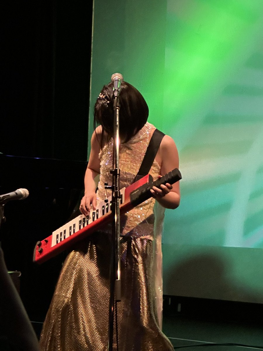 rathloki's tweet photo. #すずきゆい ちゃんのワンマンライブへ。
ストーリー性のある演出からの、オタマトーンコーナー、バンドトリオ形式での演奏とあっという間なお時間で楽しかったです。
歌声は伸び伸びとし、ピアノの指さばきは変わらず凄くて( * ॑꒳ ॑*)
ここ数年の集大成だなぁと感じました。

お誕生日おめでとう🎉 https://t.co/pKa1wzSPWF