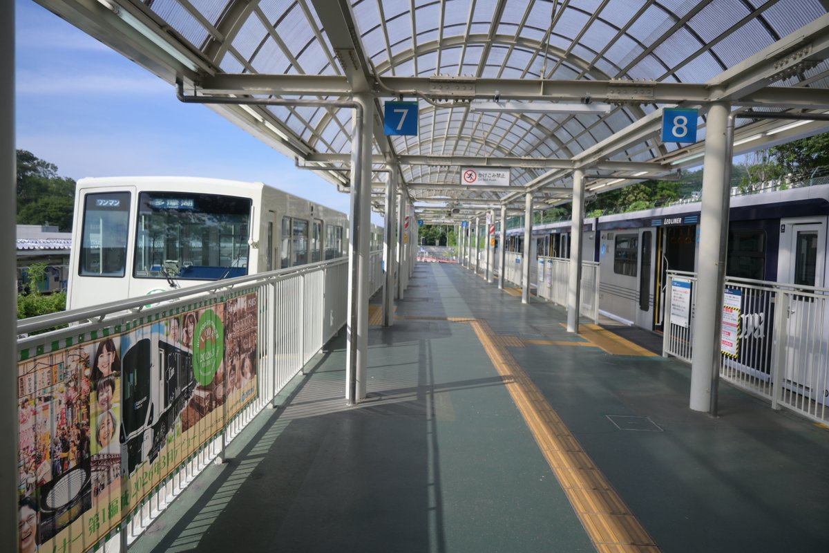 tamalake's tweet photo. 墓参りの後は、多摩湖駅から西武球場前駅を経由して帰宅。
今さらながら西武山口線・レオライナーの新型車両:L00系(…れおけい)に乗れました！。スマート過ぎるような気もしますが、乗っているうちに慣れるのでしょうね。1979年からのライオンズファンとしては、8500系のこの色がやっぱり好きです(笑) https://t.co/3PZiSequSe