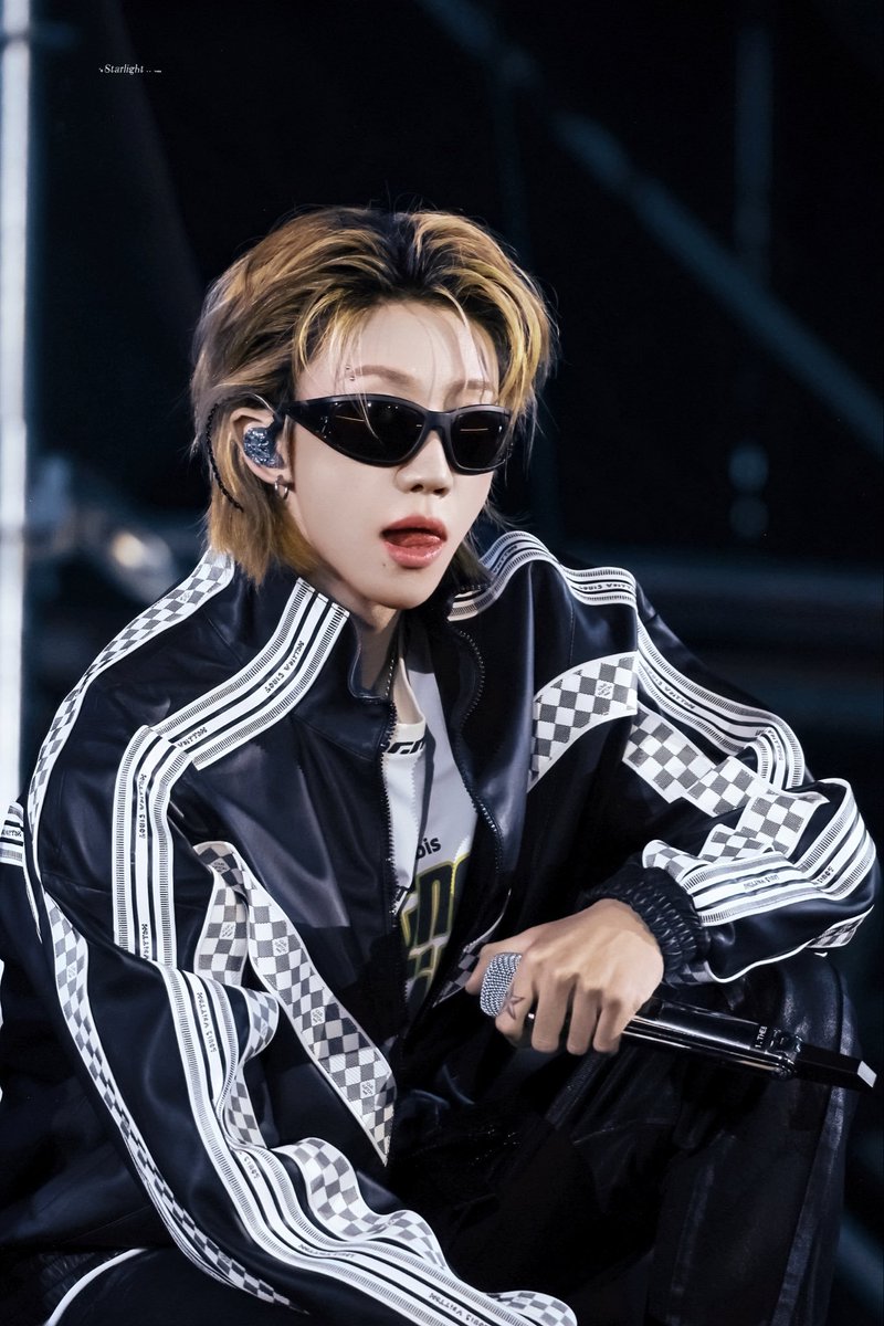 8dependsonGYU's tweet photo. PUT THAT TONGUE BACK IN XU MINGHAO https://t.co/TFf1npqAI7