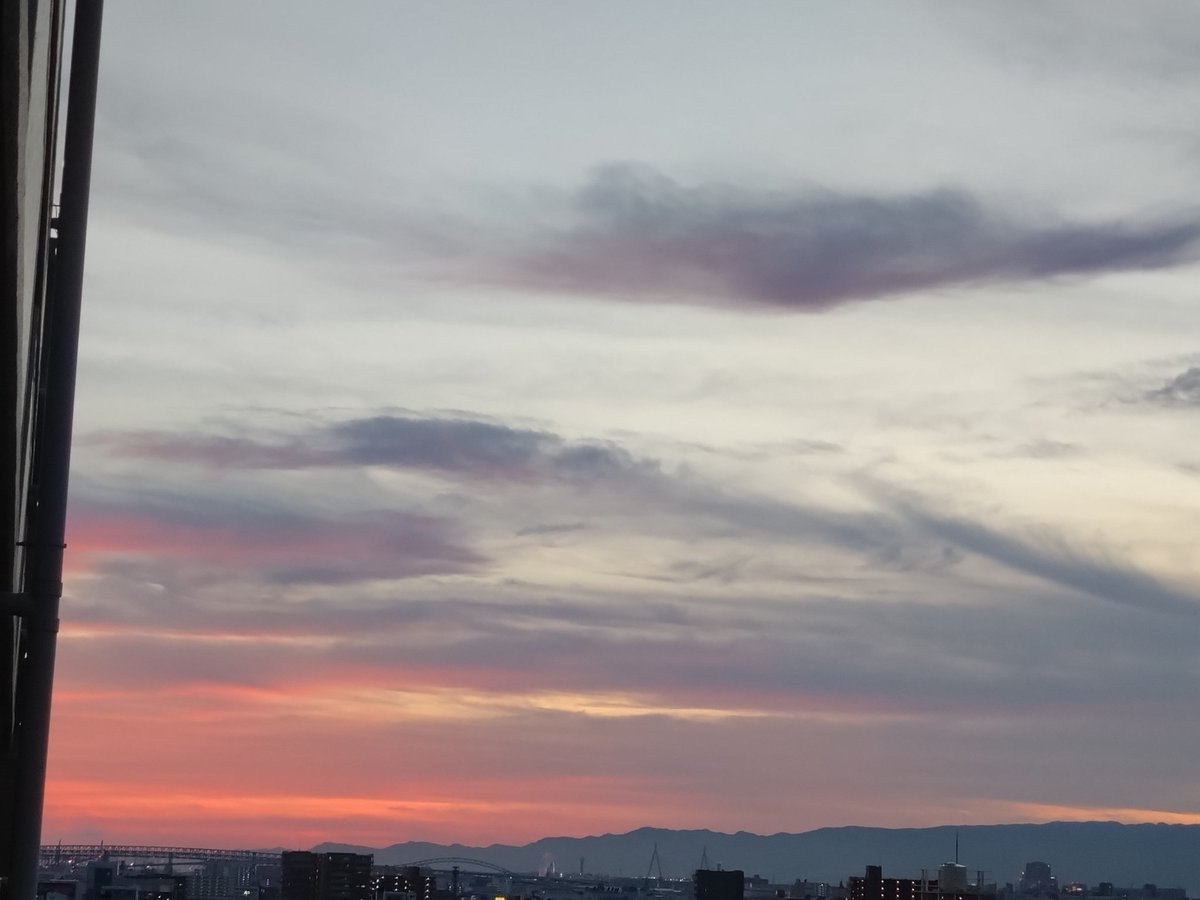 bee777kitty's tweet photo. ご飯作りながら夕焼けが気になりすぎるおんなです笑

 #イマソラ  #今空  #大阪 https://t.co/RyvG4WknwX