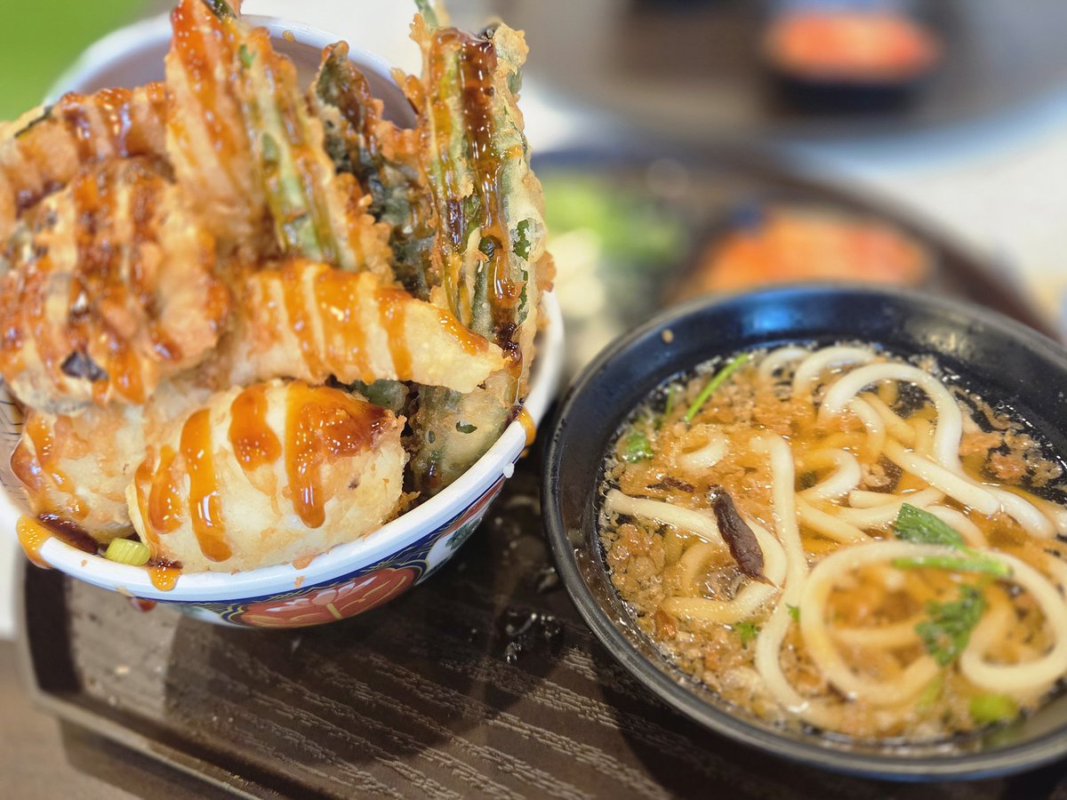 aftstreetlights's tweet photo. 용산 아이파크몰 온기정 텐동

내가 기억하려고 써 둠
덴푸라 종류가 많은 건 좋았는데 ! 버섯튀김이랑 깻잎튀김이 기름을 정�� 듬뿍 머금고 있어서 버섯튀김 몇 입 먹자마자 한계가 옴
그치만 맛은 괜찮고, 정말 배가 너무 부릅니다... https://t.co/imhVoKUobc