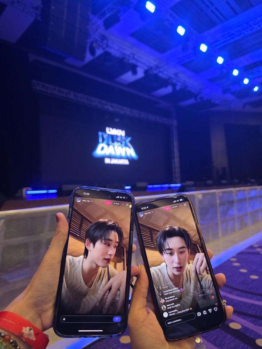 sansan_3110's tweet photo. Lagi konser, si kakak malah ngelive @inttannaa 😂

#LYKNDuskAndDawnxJakarta 
#est_rvp https://t.co/jOuyfr5g0Y
