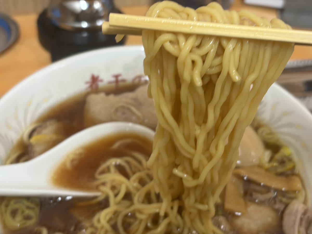 Darth_XXXX's tweet photo. 先日オープンした煮干の五郎に行ってきた！煮干のえぐみと醤油の強いスープで柚子皮も嬉しい！見た目的に味一っぽいと思ってたけど細くて柔らかめの麺から永福町意識してる印象

#煮干の五郎 https://t.co/nT2jeljalA
