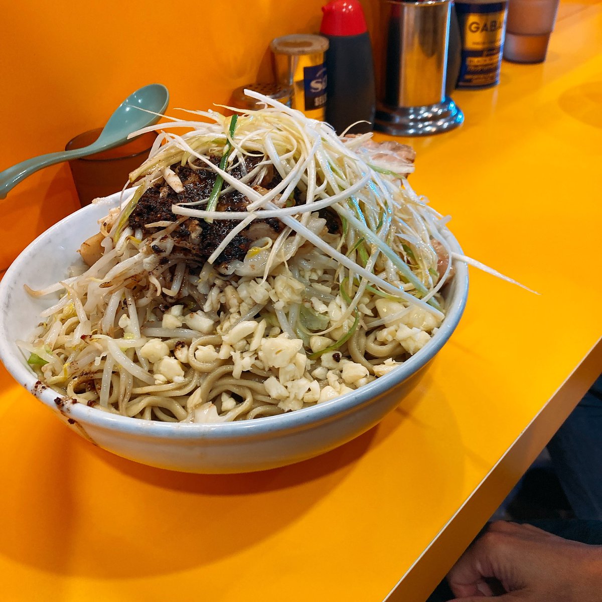 _bobmaster_'s tweet photo. サンモニ野猿会メンバー3名でフライデー訪麺🍜
全員”ひやこ”一択

自分は久々の野猿なので【ひやこ(麺少なめ YsNA)+玉ねぎ玉子】で頂く

確り〆られた麺にマー油とFZ醤油が見事にマリアージュ香ばしさがビターで大人の味わい
旨過ぎてKK

裏メニューで熱盛りの”あつこ”があるとか無いとか

ご馳走様🙏 https://t.co/e0APNFhIQb