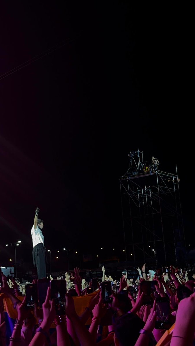 9noelia_FCB's tweet photo. volvería a estar seis horas de pie bajo el sol las veces que fueran necesarias solo por verte @twentyonepilots https://t.co/zguauPWOZT