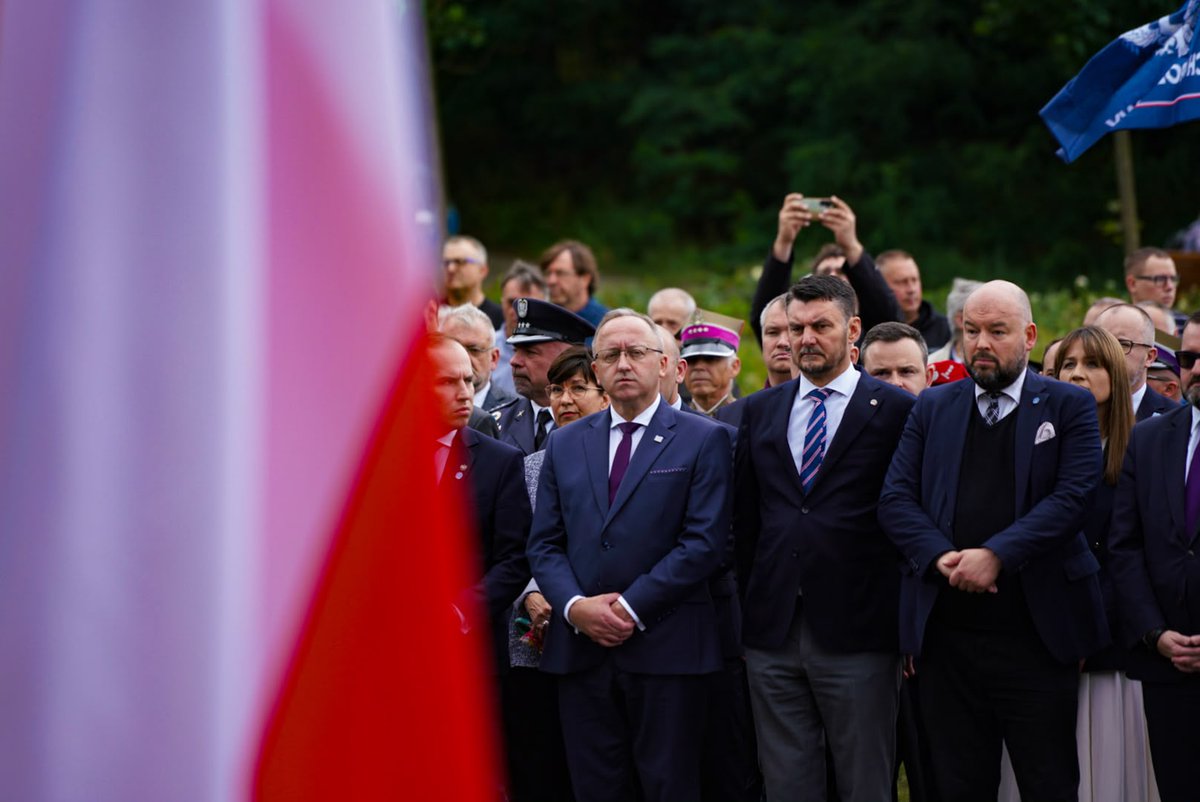 ipngovpl's tweet photo. 💠 W Warszawie trwają obchody 83. rocznicy Zbrodni Wołyńskiej.

💠 W uroczystościach na Skwerze Wołyńskim udział bierze zastępca prezesa #IPN dr hab. Karol Polejowski.

💠 Uczestnikom obchodów rozdawane są okolicznościowe przypinki w formie kwiatu lnu. Od 2013 roku, z inicjatywy Instytutu Pamięci Narodowej, symbolem pamięci o Ofiarach Zbrodni Wołyńskiej jest właśnie ten znak.
