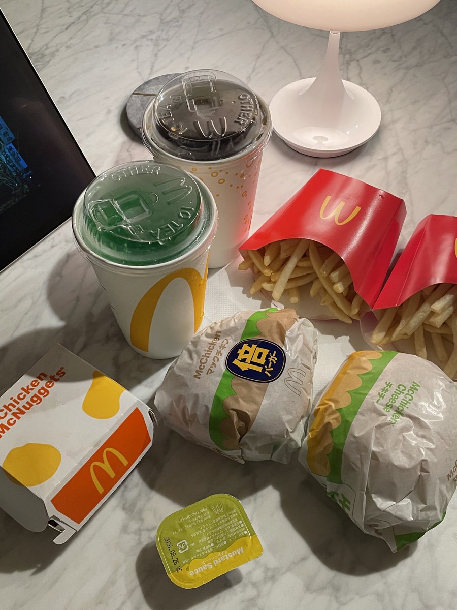 KOSSCOSS's tweet photo. 休みだからいいよね🍟🍔
さいこう。。🐶
#日常垢 https://t.co/RHI4sEHLVY