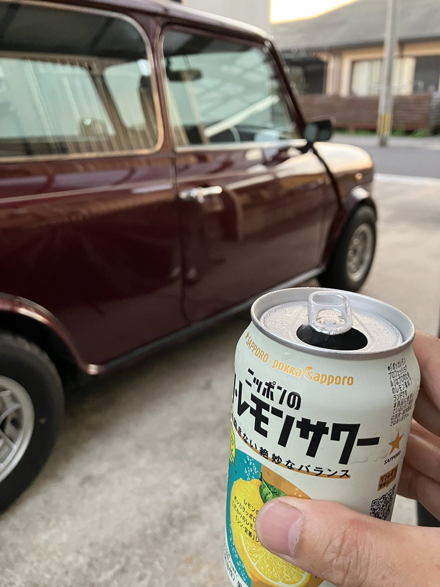 99xmini30th's tweet photo. 午後からクソ暑い中ミニの整備。
てな訳で一杯。 https://t.co/VzpmZwHYXy