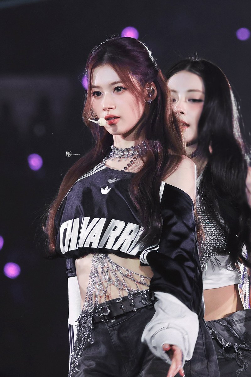 shumaguchi's tweet photo. it's the damn waist chain, I swear https://t.co/bPSbI4a7h8