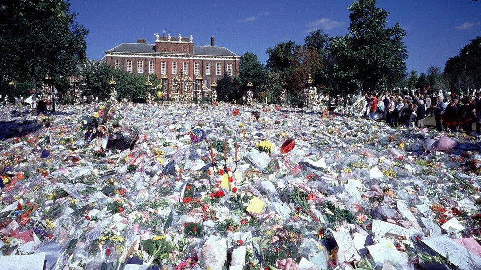 IncorrectBBUK's tweet photo. The tributes and flowers are piling up outside Ann Widdecombe’a bungalow. https://t.co/2EhdftadH4