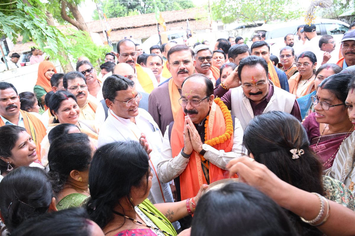 ArunSao3's tweet photo. आज कमल सदन, कांकेर में डॉ. श्यामा प्रसाद मुखर्जी जी की 125वीं जयंती के पावन अवसर पर आयोजित जिला स्तरीय कार्यकर्ता सम्मेलन एवं जिला मासिक बैठक में मुख्य अतिथि के रूप में सहभागी हुआ।

इस अवसर पर डॉ. मुखर्जी जी के 'राष्ट्र प्रथम' के विचार, संगठन के प्रति समर्पण तथा राष्ट्रीय एकता के लिए उनके अद्वितीय योगदान का स्मरण करते हुए कार्यकर्ताओं से संवाद किया।

इस कार्यक्रम में माननीय कांकेर लोकसभा सांसद श्री भोजराज नाग जी, माननीय कांकेर विधायक श्री आसाराम नेताम जी, माननीय प्रदेश महामंत्री श्री यशवंत जैन जी, माननीय प्रदेश उपाध्यक्ष श्रीमती रंजना साहू जी, माननीय प्रदेश उपाध्यक्ष श्री सतीश लाठिया जी, माननीय श्री अवधेश जैन जी,  हस्तशिल्प विकास बोर्ड की अध्यक्ष माननीय श्रीमती शालिनी राजपूत जी, माननीय श्रीमती किरण उसेंडी जी, माननीय पूर्व विधायक श्रीमती सुमित्रा मारकोले जी, माननीय पूर्व विधायक श्री शिशुपाल शोरी जी, माननीय जिला महामंत्री श्री राजा पांडेय जी, माननीय जिला महामंत्री श्री जितेन्द्र मरकाम जी तथा माननीय श्री दिलीप जैस्वाल जी उपस्थित रहे।