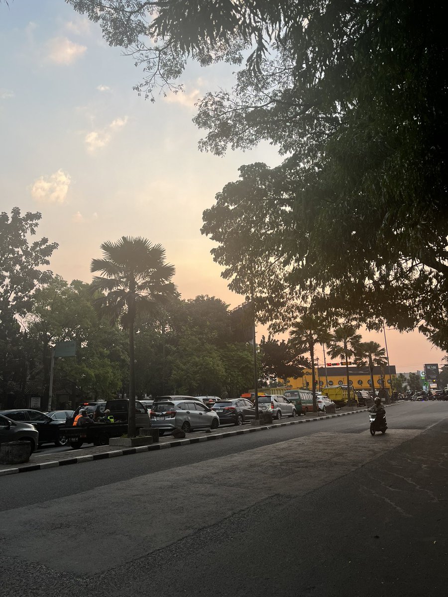 aboutall__'s tweet photo. mau dianter’ atuh ih meni cape bgt seminggu ini bulak balik berpuluh’ kilo sendirian ☹️☹️☹️ https://t.co/Kd7vU1JEjZ