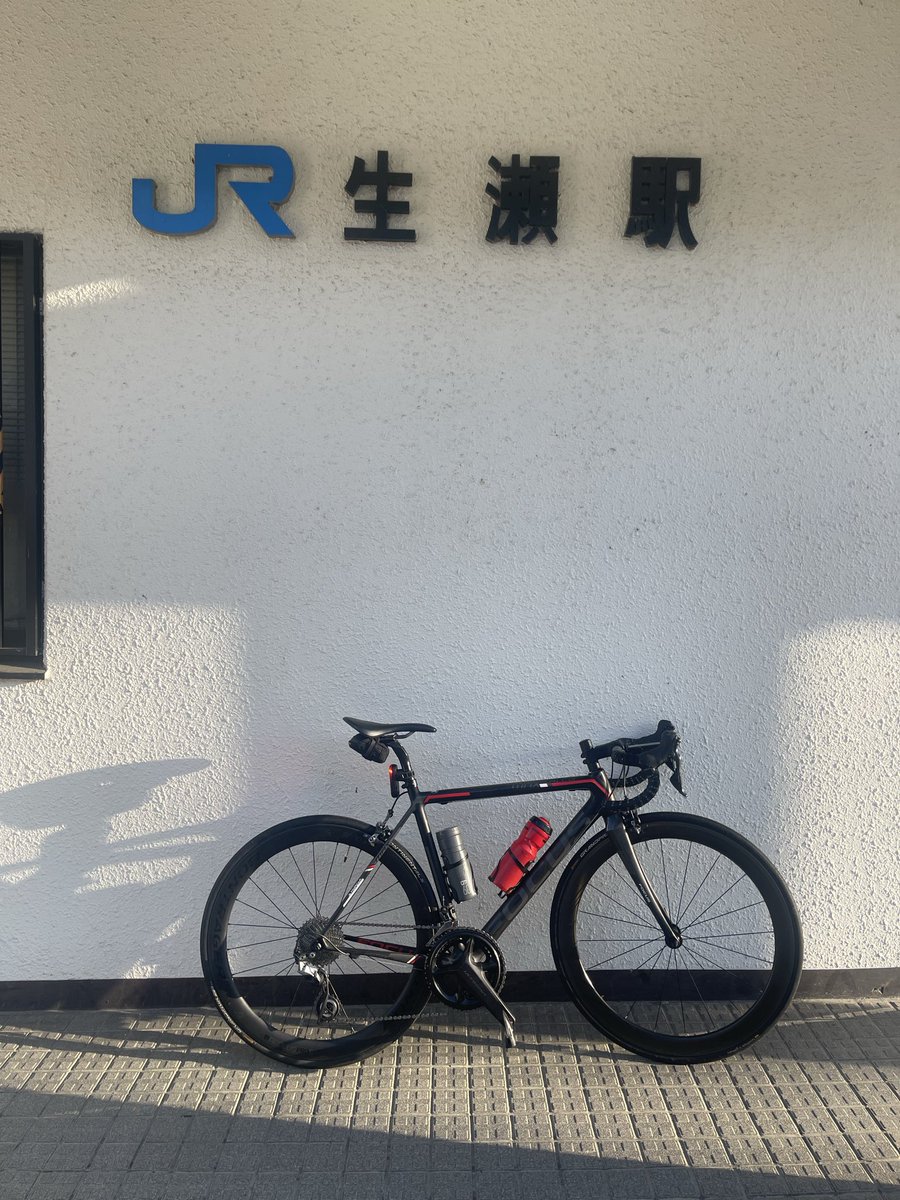 chara062's tweet photo. 朝練　蓬莱峡ヒルクライム

本日はチームメイト3人で朝練。

まずは蓬莱峡アタック！

序盤は様子を見るつもりでしたが、流れで先頭へ。すると先生が煽るようにピッタリ後ろについてきます。

最近の練習成果を見せるため、アウターギア縛りで行けるところまで全開！

ダンシングも織り交ぜながら、少しでも脚を温存するよう工夫して耐えます。

しかし、途中の斜度が一気に上がるポイントでついにギブアップ…。
先生に先へ行ってもらいました。

それにしても、アルミのグラベルバイクでスイスイ登っていく先生。
まだまだ敵いません😭

中盤は勾配が緩むので再びアウターでガシガシ踏み直します。

「最後までアウターで！」と思っていましたが、体力が続かずラストはインナーへ。

ゴールすると先生から一言。

「6分半やな。」

まだそんなに差がありますか…😭

でも、その分やり甲斐があります👍

とりあえず自己ベスト更新！

続いて第二ラウンドは十万辻！

登り切った後はチームメイトと、自転車の乗り方について熱く語り合いました。

ペダリングや体の使い方、意識の持ち方、考え方を少し変えるだけでも速くなることがある。

まだまだ伸び代はありそうだ🧐

#FOCUS #イザルコマックス #シマノ #デュラエース #サイクリング #ロードバイク  #ダイエット #筋トレ #ボディーメイク #減量 #美容 #健康