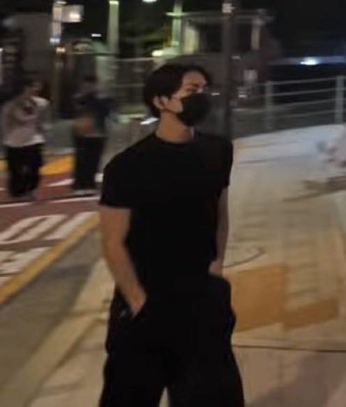 jjwonbb209's tweet photo. #양사연애
친구랑 실컷 놀고 집 가려고 지하철역 가는길에
이렇게 생긴 사람이 내 옆을 지나감 
그러면 번호를 딴다 안딴다?

(사실 막상 번호 따려고 말걸면 여자친구있음,지금도 여자친구 집가는 중) https://t.co/BrGJ1QC5Wv