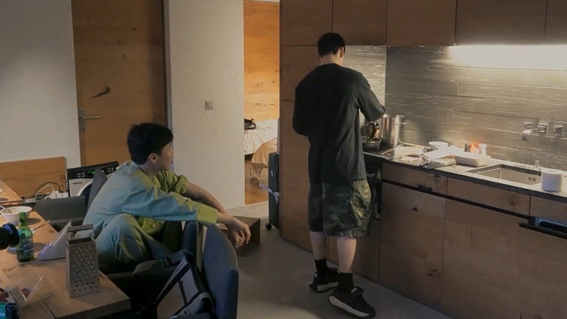 tthere4youu's tweet photo. jungkook cooking for jimin while jimin’s just sitting there watching him like a little kitten🥺 https://t.co/26subSpgdT