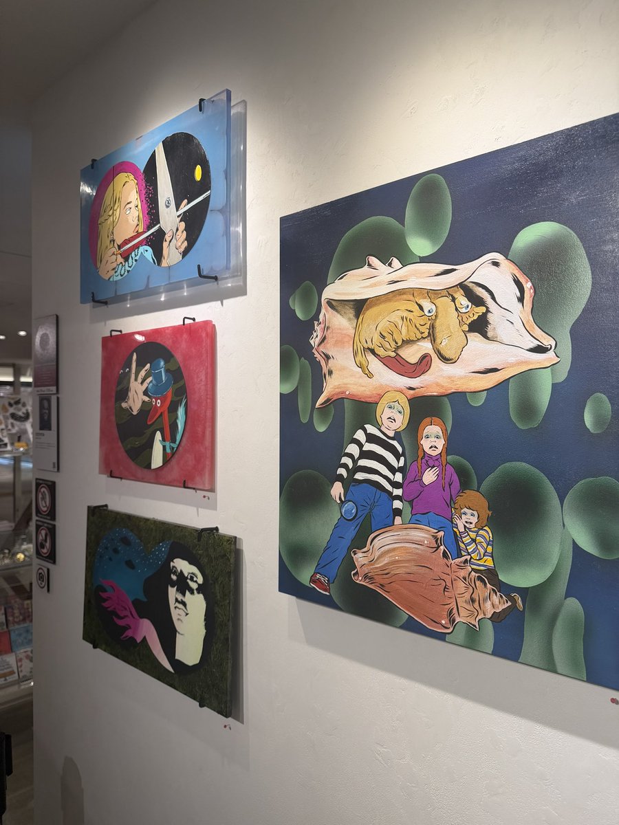 hitomisfits's tweet photo. ただかすみさんの個展『PEEPING HOLE』最高だったなあ。お化粧するレザーフェイスのキュートなこと！ウィジャイヤリングをゲトできて嬉しい♡ https://t.co/hDwDGxamYe