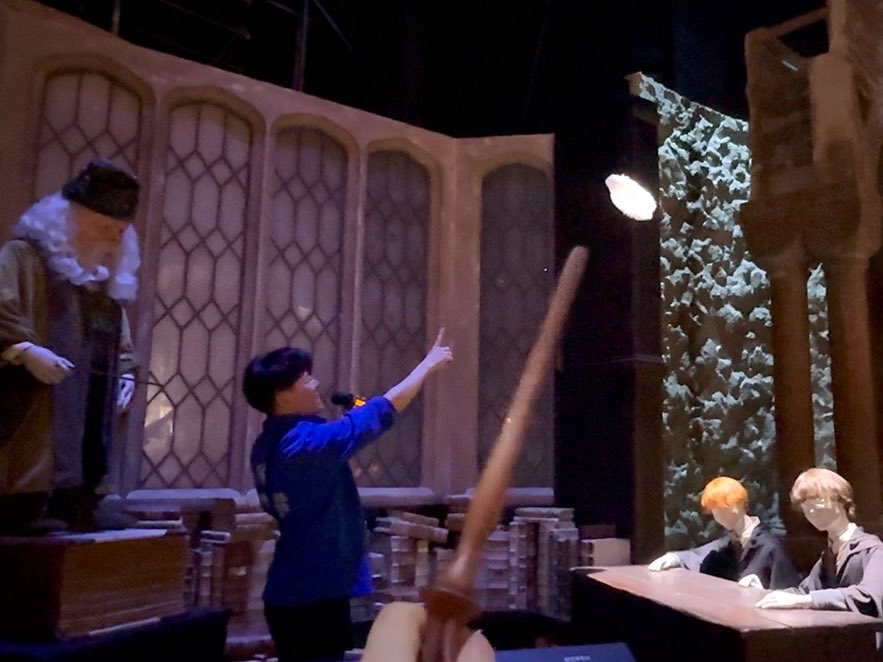 mio_weasley_'s tweet photo. めぐちゃんの素敵なお写真を参考に📸✨

私はだいたい授業聞いてないです🪽
(デモンストレーションはしっかり聞いたし楽しかった♡)

 #WBTourTokyo #ハリポタツアー https://t.co/nSZZfRZJD6