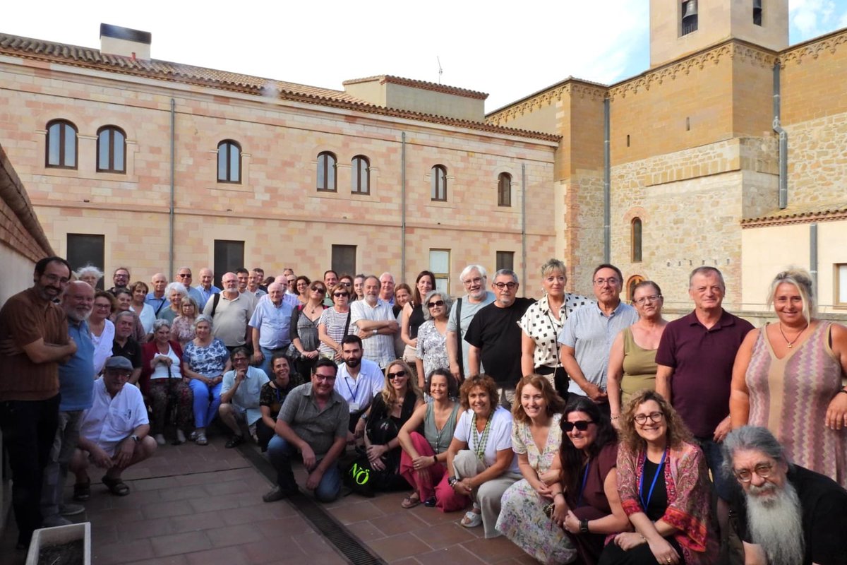 mavellanes's tweet photo. Foto de família de les XV Jornades d'Història del #monestirdelesavellanes 
Dedicades al patrimoni eclesiàstic medieval: interpretacions, decisions, recreacions. Moltes gràcies a tots els que les heu fet possibles! @SGRMedieval_UdL @MaristesCat @IEILleida @patrimonigencat https://t.co/EFSdO35T6T