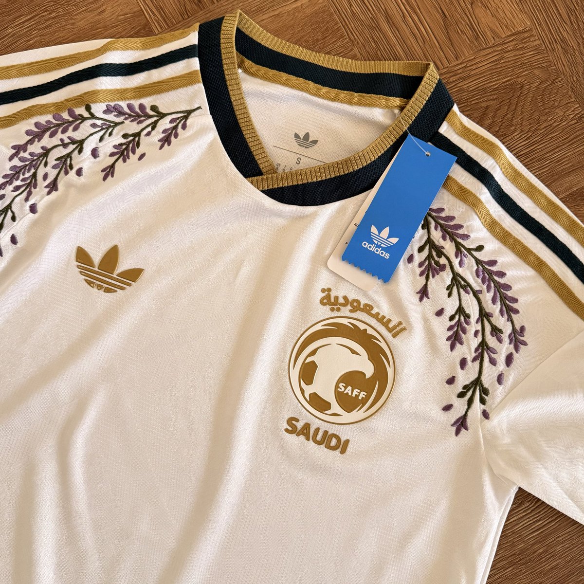reemnhf's tweet photo. كأس العالم بيخلص ودوبه يوصلني تيشيرت المنتخب..

المهم يلا هاتوا الإسباني! https://t.co/HZXVBurfic