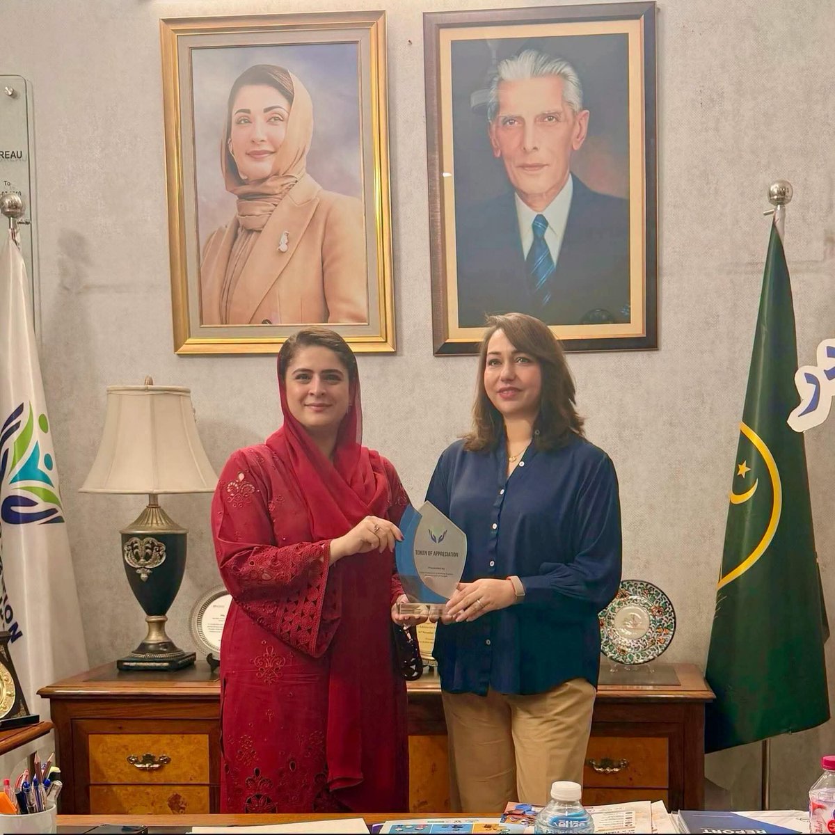 MShehzadSpeaks's tweet photo. قائد اعظم کے پاکستان کا موجودہ حال🤬
پاکستان کا زوال دیکھیں، سرکاری دفتروں میں قائد اعظم کی تصویر کے نیچے بھی نہیں برابر میں بارہ جماعتیں فیل، خاص طریقہ سے چوری کا اقتدار لینے والی ،ملک کا اربوں روپیہ چوری کرکے جائیدادیں بنانے والی اور اس ملک کے سب سے بڑے غدار، ضمیر فروش فراڈیا کی بیٹی کی تصویر لگائی ہوئی ہے۔
 کلمہ کی بنیاد پہ بنائے ہوئے پاکستان کے اس زوال پہ قائداعظم کی روح تڑپ جاتی ہو گی