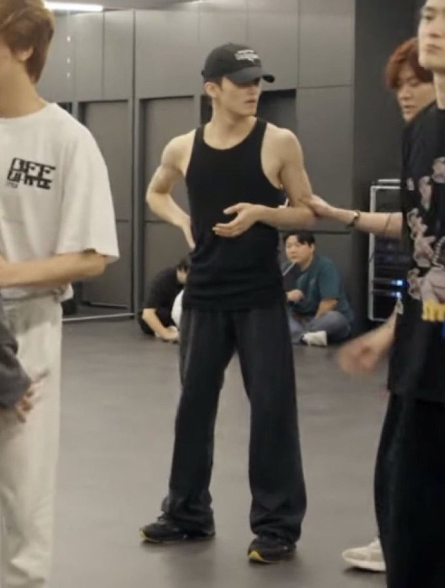 markisminhyung's tweet photo. based on what op shared about encountering Mark in new york, i suddenly remembered that video of him wearing this from the baggy jeans/fact check practice behind the scenes.. and youre telling me THIS is what he looked like in fucking ny?! im crying😩😩😩 https://t.co/yxXHNYCq3v