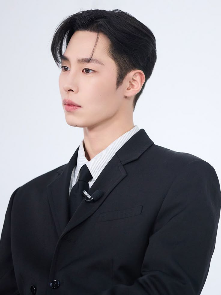appleilike00's tweet photo. 이재욱 수트 입은 거 보면서 항상 생각했던건데 변호사나 검사 역할 해주먄 좋겠음..ㅠㅠㅠ 목소리랑 딕션도 좋아서 딱 일 것 같음🩵 또 수트핏도 너무 멋지고 잘생겼고... 이재욱 전역하고 해주길 기다려야지★ 언젠가는 꼭 해주길!!!!! https://t.co/8OxhnMptil