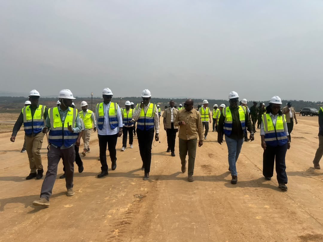 oswaki's tweet photo. Minisitiri w’Intebe yasuye ibikorwa byo kubaka urugomero rwa Muvumba; imirimo igeze kuri 61.5%

Minisitiri w’Intebe, Dr. Justin Nsengiyumva, ari mu ruzinduko mu Turere twa Nyagatare na Gatsibo, aho arimo gusura imishinga y’iterambere irimo urugomero rwa Muvumba (Muvumba Multipurpose Dam) na Gabiro Agribusiness Hub.

Mu bisobanuro yahawe n'Ikigo cy’Igihugu gishinzwe Umutungo Kamere w’Amazi (RWB), imirimo yo kubaka urugomero rwa Muvumba imaze kugera ku kigero cya 61.5%.

Nubwo bimeze bityo, uyu mushinga wagize ubukererwe bungana na 6.8%, ahanini bitewe n’imvura nyinshi yaguye mu gihe cy’imirimo.

Urugomero nirwuzura ruzaba rufite ubushobozi bwo kubika amazi angana na metero kibe miliyoni 55, rukazajya rutanga metero kibe ibihumbi 50 z’amazi ku munsi, ndetse runabyaze amashanyarazi angana na megawate imwe.

Aya mazi azifashishwa cyane cyane mu kuhira ubuso bwa hegitari ibihumbi 10, bikazafasha kongera umusaruro w’ubuhinzi muri ako karere.

Uyu mushinga uri kubakwa ku buso bwa hegitari 797. Muri zo, hegitari 596 zamaze gutangirwa ingurane. Mu bantu 5,505 bagomba kwimurwa no kwishyurwa, 2,673 bamaze guhabwa ingurane zabo, mu gihe biteganyijwe ko abandi 2,382 bazazihabwa mu gihe cya vuba.

Biteganyijwe ko icyiciro cya mbere cy’imirimo yo kubaka urugomero rwa Muvumba kizarangira muri Werurwe 2027.
