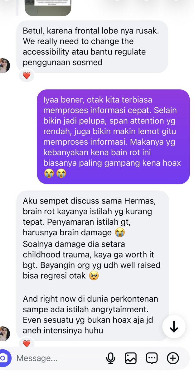 kucinghilang_'s tweet photo. Ini hot wife dan hot mummy panutan aku. Umurnya 41thn, but look how beautiful she is 😍😭🥲

Ketemu di bookclub di BSD, dan kita klop banget sampe yg tiap selesai acara, kita bakal masih ngobrol berdua sampe lamaaa krn senyambung itu, padahal jarak usia sejauh ituu.

Dulu dia MT di bank dan wanita karir banget, usia 30 baru menikah, sekarang udah full time IRT tp masih bisa menjalankan hobbynya. Ke book club itu suaminya nungguin masa di cafe, habis itu biasanya mereka date berdua, anak ditinggal ada yg jaga.

Pinter, cantik, woke, bacaannya juga ga kaleng2 buku filsafat, classic lit, history makanya seklop itu krn we are both hot-nerd. 

Dulu aku ga pingin2 amat menikah, tp krn kak Amel aku jadi pingin menikah dan mungkin punya anak. Luvv banget.

Pic 3 dan 4 isi DM kita, sayang dia ga main X :)
