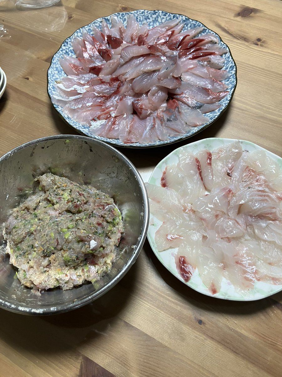 randykitchen69's tweet photo. 昨日釣ったヒラマサ、マダイの刺身。イサキのナメロウ。
3種類の魚のアラからダシを取った潮汁。
具はそれぞれの魚の焼いたカマ😋

＃大原 https://t.co/eGmndoK4al
