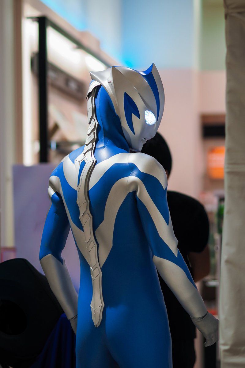 mask_karaage's tweet photo. 一筋の光に照らされるテオくん

#ウルトラマンテオ 
#イオンモール各務原インター https://t.co/SQMXec0mef