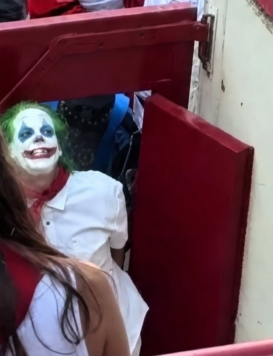 Samsa2111's tweet photo. El Joker venía pidiendo un Batman que lo retirase de circulación y hoy, tras dar un recital de imprudencias y ser caneado, se lo ha terminado llevando la Foral, mientras iba riendo metido en papel de villano...Ya queda menos para que pidan un psicotécnico para correr el encierro. https://t.co/o8FN6FscPA