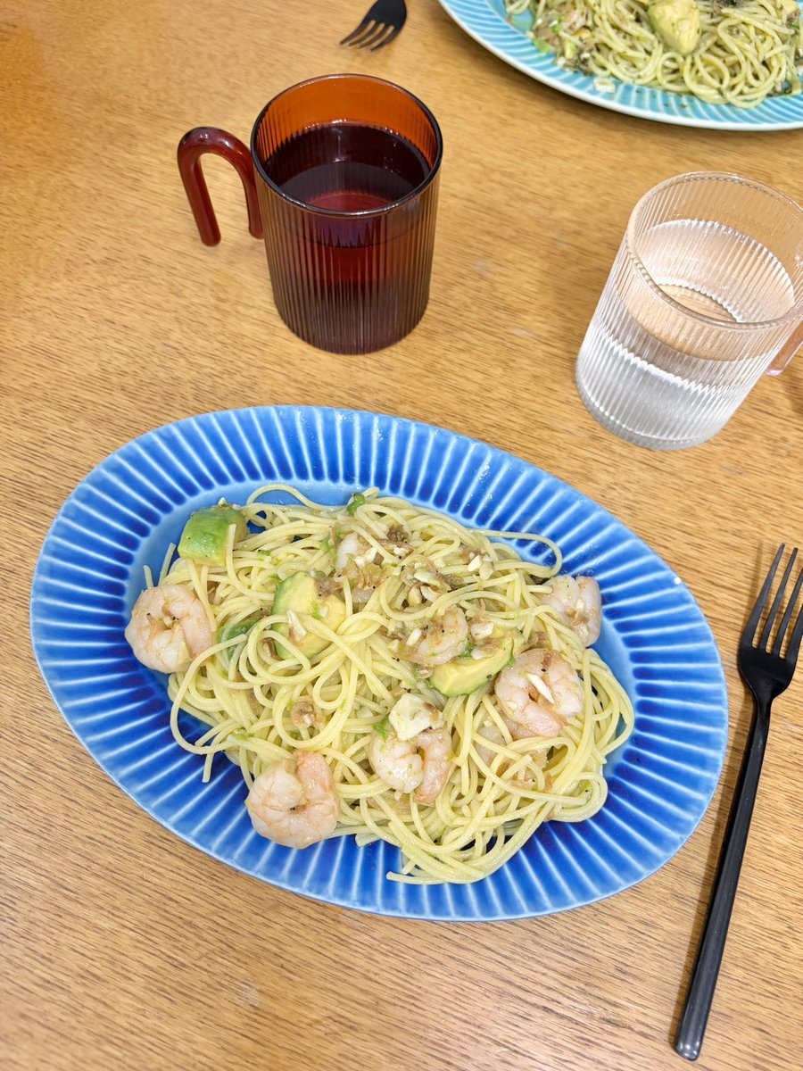 itan226's tweet photo. 🦐🥑海老とアボカドのペペロンチーノ

私はお手製のジェノベソースを混ぜました😋五右衛門のジェノベーゼみたいになって美味しかったなぁ！✨️

#ちゃそ子
#異端夫婦録
#夕食
#晩ごはん
#おうちごはん https://t.co/Z5UiXPnZl9