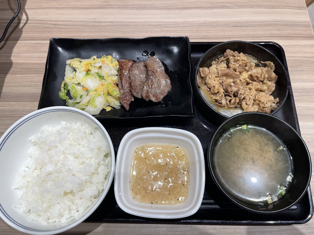 cocofarm2's tweet photo. 今日のラウンドは46-47-93でした。
帰り道で吉野家に寄って！
今、牛タンもあるんだ。
知らなかった。

#ゴルフ 
#吉野家 https://t.co/NqCxU5vaFE