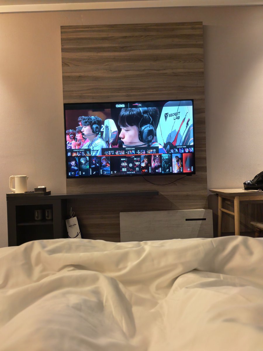 kkabhd's tweet photo. 失踪人口回归）
刚面完一个挺重要的面试，钟点房开都开了不能浪费。
面试结束直接原地解放了一发，完事往床上一躺，继续补之前没看完的比赛……#济南 https://t.co/LoapCiqdKa